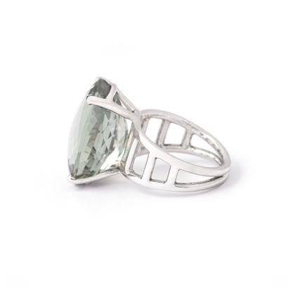 null Ring in 18K white gold centered with an oval quartz.

Inclusions, chips.

Dimensions...