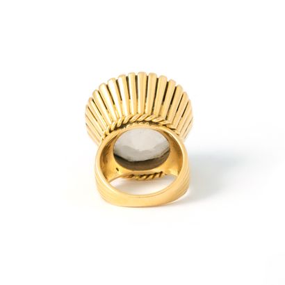 null 
Bague en or jaune 18K centrée d'un quartz rond.




Circa 1950.




Egrisures.




Taille...