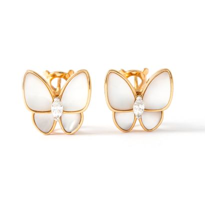 null Van Cleef & Arpels

Pair of earrings in 18K yellow gold set with eight mother-of-pearl...