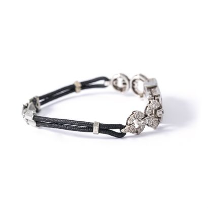 null Bracelet watch in 950‰ platinum set with diamonds.

Black cord. Metal clasp....