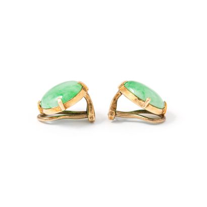 null Paire de boucles d'oreilles en or jaune 14K retenant respectivement un jade.

Diamètre:...