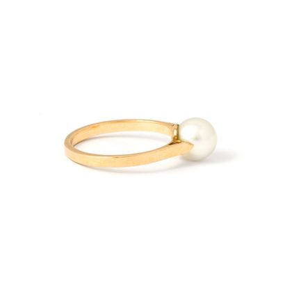 null Yellow gold ring 18K centered with a pearl.

French hallmark and master hallmark.

Diameter...
