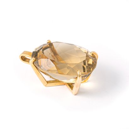 null 18K yellow gold pendant holding an oval citrine.

Scratches.

Height: 3.50 cm.

Gross...