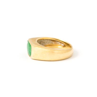null 18K yellow gold ring centered with a green hard stone.

Finger size: 42.

Gross...