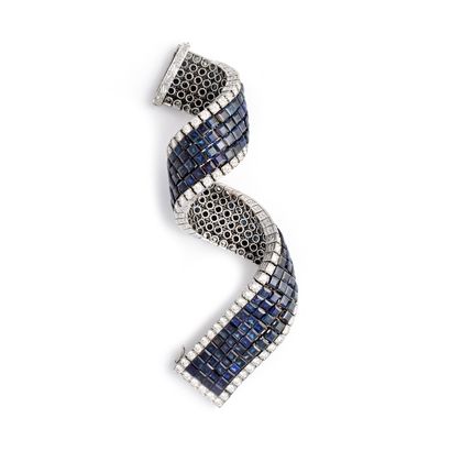 null Articulated 950‰ platinum bracelet, adorned with sapphires in invisible settings...