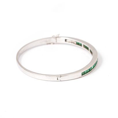 null 18K white gold bracelet set with calibrated emeralds.

Marked 750 and 18K. Scratches.

Dimensions...