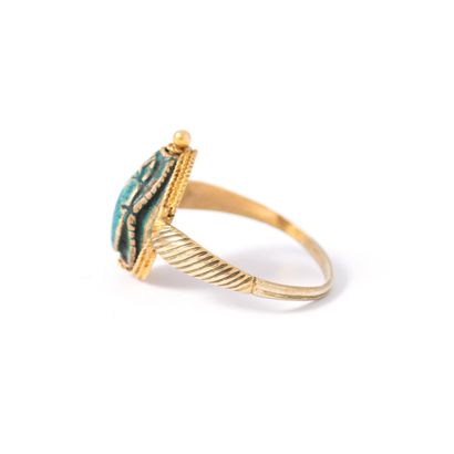 null 9K yellow gold ring centered with a cracked and carved soapstone representing...