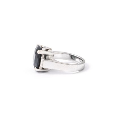 null Ring in 18K white gold with a sapphire.

Marked 750.

Dimensions of the sapphire:...