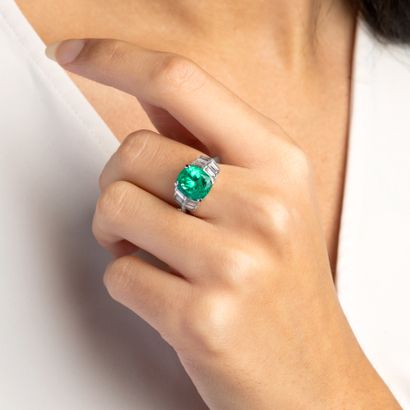 null Ring in 18K white gold centered with an emerald.

Weighing 4.63 carats natural...
