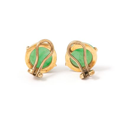 null Paire de boucles d'oreilles en or jaune 14K retenant respectivement un jade.

Diamètre:...