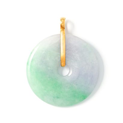 null Pendant in 18K yellow gold holding a disc of jade.

Length: 6.70 cm.

Gross...