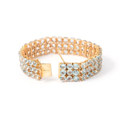 null 18K yellow gold bracelet set with round aquamarines.

Slightly chipped.

Length:...