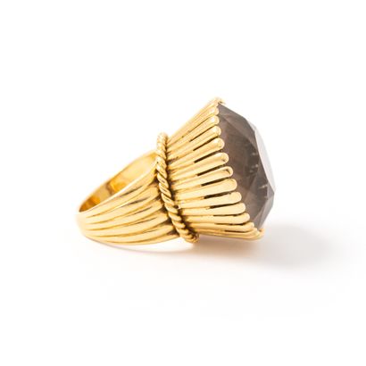 null 
Ring in 18K yellow gold centered with a round quartz.




Circa 1950.




Scratches.




Finger...