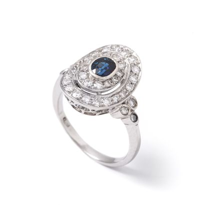 null 18K white gold ring set with diamonds and centered with an oval sapphire.

Scratches.

Dimensions...