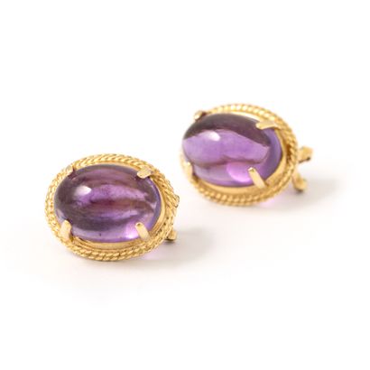 null Pair of 14K yellow gold earrings holding respectively a cabochon amethyst.

14K...