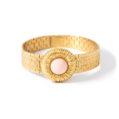 null Piaget

Montre bracelet en or jaune 18K avec couvercle serti d'un corail rouge*.

Circa...