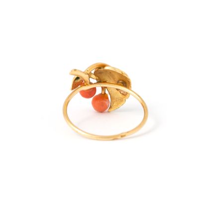 null Ring in 18K yellow gold and red coral*.

French hallmark and master.

Traces...