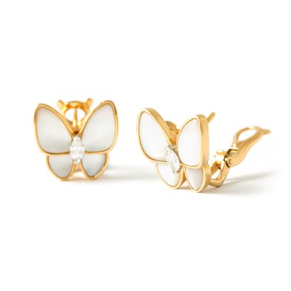 null Van Cleef & Arpels

Pair of earrings in 18K yellow gold set with eight mother-of-pearl...