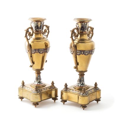 null Garniture de cheminée comprenant :

Une pendule et deux vases montés en bronze...