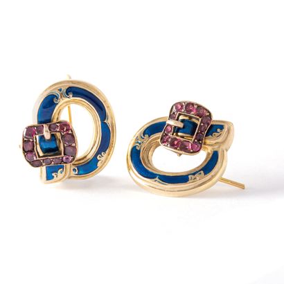 null Pair of 18K yellow gold earrings set with pink sapphires (chips) and blue enamel.

Traces...
