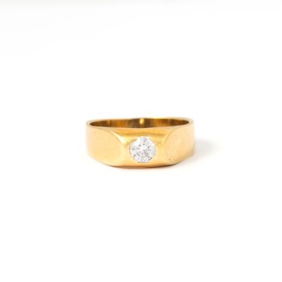 Ring in 18K yellow gold centered with a round...