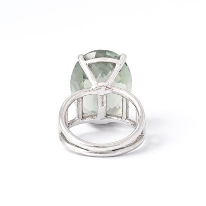 null Ring in 18K white gold centered with an oval quartz.

Inclusions, chips.

Dimensions...