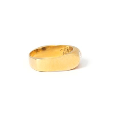 null Ring in 18K yellow gold centered with a round diamond.

Modernist work. First...