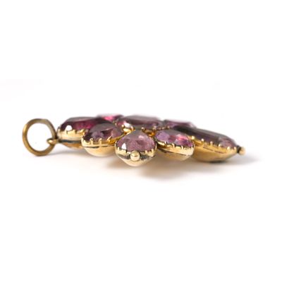 null 9K gold pendant set with amethysts mounted on pearls.

Accidents, missing parts...