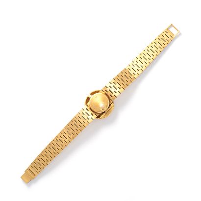 null Piaget

Montre bracelet en or jaune 18K avec couvercle serti d'un corail rouge*.

Circa...