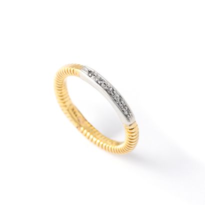 null Wedding ring in 18K yellow and white gold set with diamonds on a central motif.

Traces...