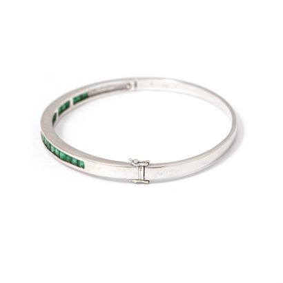 null 18K white gold bracelet set with calibrated emeralds.

Marked 750 and 18K. Scratches.

Dimensions...