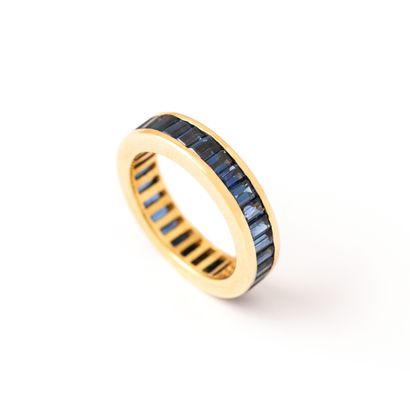 null Wedding ring in 18K yellow gold set with calibrated sapphires.

Marked 750,...