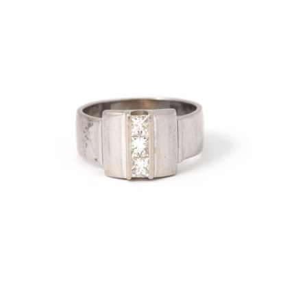 null Otto Poulsen

Ring in 18K white gold set with three princess cut diamonds.

Marked...