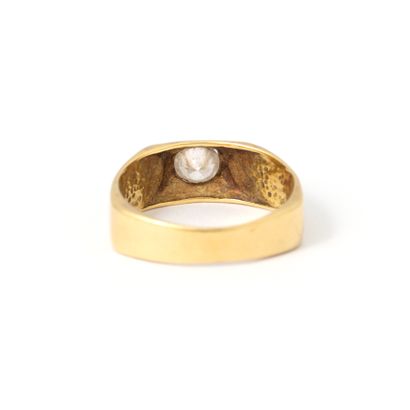null Ring in 18K yellow gold centered with a round diamond.

Modernist work. First...