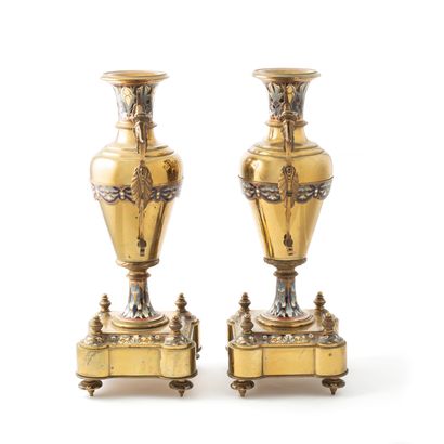 null Mantelpiece including :

A clock and two vases mounted in bronze and cloisonné...