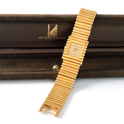 null Van Cleef & Arpels

Montre bracelet en or jaune 18K.

Signée Van Cleef & Arpels....