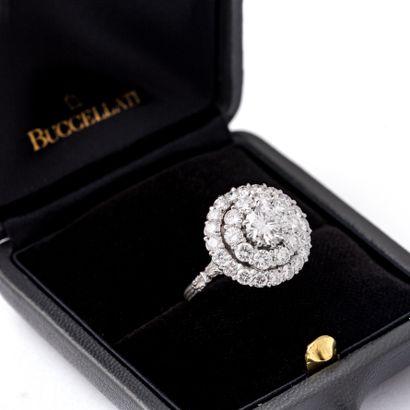 null Buccellati

Platinum 950‰ ring set with round diamonds, including a larger central...
