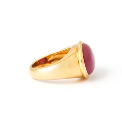 null Ring in 18K yellow gold with a cabochon ruby.

Marked 750.

Dimensions of the...