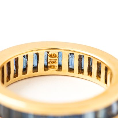 null Wedding ring in 18K yellow gold set with calibrated sapphires.

Marked 750,...