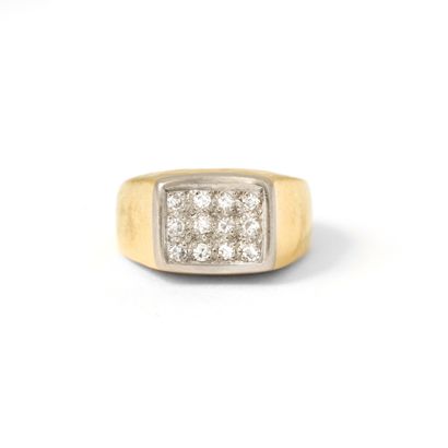 null Bague en or jaune et blanc 18K sertie de diamants.

Dimensions du pavage: 8.37...