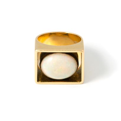  Bague en or jaune 18K chevalière centrée d'une opale. 
Taille de doigt: 48. 
Poids...