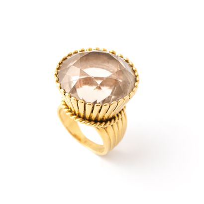  Ring in 18K yellow gold centered with a...