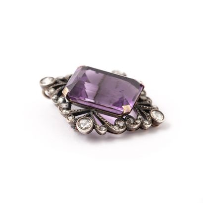null 18K gold and silver 800‰ pendant brooch centered with an emerald-cut amethyst...