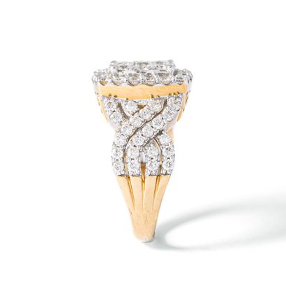 null Ring in 18K yellow and white gold set with round diamonds.

Scratches. Marked...