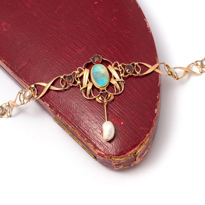  Collier en or 18K serti d'une opale, de perles et de grenats. 
Art Nouveau. Circa...