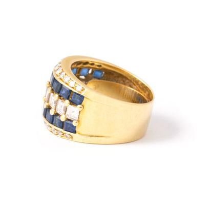 null 18K yellow gold ring set with diamonds and sapphires.

Finger size: 52.

Gross...