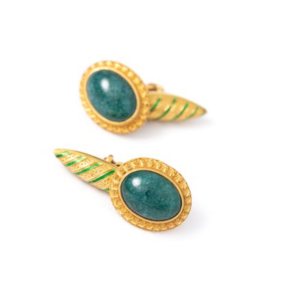 null Pair of cufflinks in 18K yellow gold set with cabochon aventurines and green...