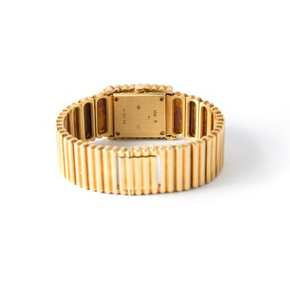 null Van Cleef & Arpels

Montre bracelet en or jaune 18K.

Signée Van Cleef & Arpels....