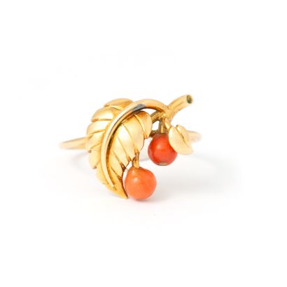 null Ring in 18K yellow gold and red coral*.

French hallmark and master.

Traces...