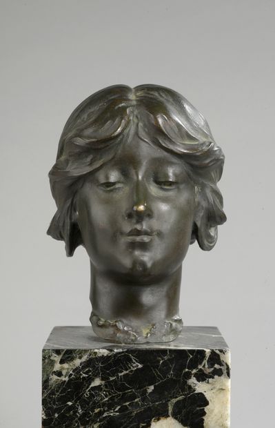 null Ecole française vers 1900 

Portrait de jeune femme

Bronze à patine vert

H....